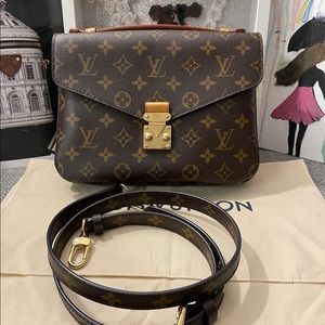 Louis Vuitton Pochette Métis Monogram Canvas